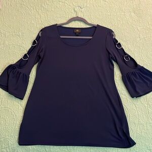 Quarter sleeves blouse, slits on rack side at the bottom of the blouse